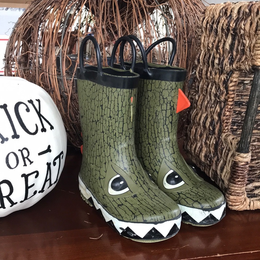 Size 7 dinosaur rain boots